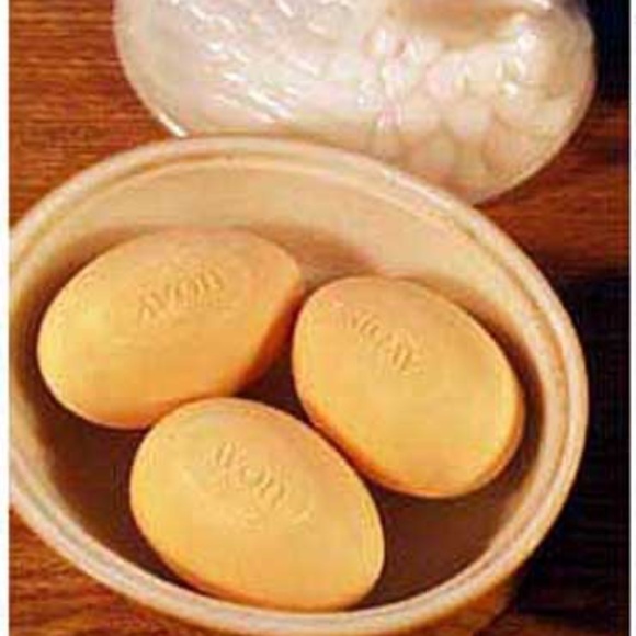 AVON VINTAGE 1973, HEN ON NEST CERAMIC DISH & COVER, WITH ORIGINAL 3 SOAPS, GENU - Picture 1 of 1